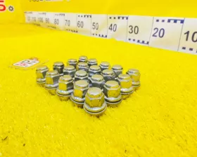 Гайка на колесо TOYOTA