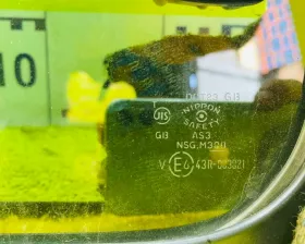 Стекло собачника Mazda