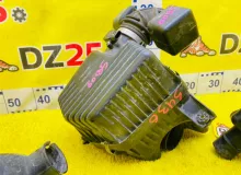 Корпус воздушного фильтра SUZUKI ESCUDO 2014/Цвет Z7T 1370078K00 TDA4W J24B, передний