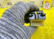 Блок управления стеклоподъемниками TOYOTA LAND CRUISER 1993/Цвет 6M1 8482022310 FZJ80G 1FZFE, передний правый