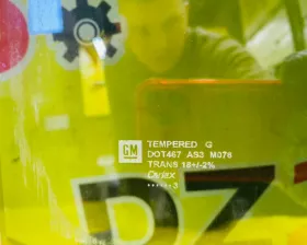 Стекло двери General Motors