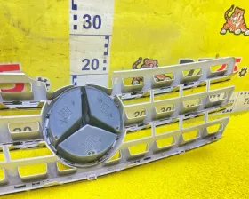 Решетка радиатора Mercedes-Benz