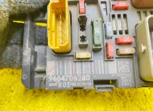 Блок предохранителей PEUGEOT 307 9664706280 RFN/EW10A, передний
