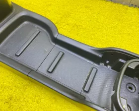 Бардачок между сиденьями Nissan