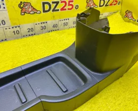 Бардачок между сиденьями Nissan