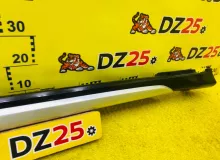 Накладка на порог HONDA VEZEL 2014/Цвет NH731P 71800T5B00 RU3 LEB, передняя правая