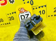 Блок управления стеклоподъемниками TOYOTA LAND CRUISER 1996/Цвет 6M1 8482016030 FZJ80G 1FZFE, передний правый