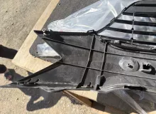Крепление решетки радиатора HONDA VEZEL 2014/Цвет NH823M 71150T7A000 RU3 LEB, переднее