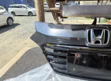 Крепление решетки радиатора HONDA VEZEL 2014/Цвет NH823M 71150T7A000 RU3 LEB, переднее