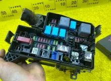 Блок предохранителей TOYOTA HARRIER 2014/Цвет 220 8263048010 AVU65W 2ARFXE, передний