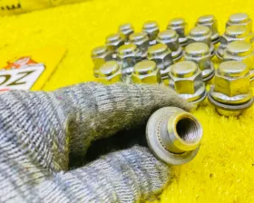 Гайка на колесо Toyota
