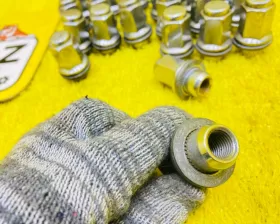Гайка на колесо TOYOTA