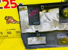 Пластиковая крышка на двс TOYOTA ISIS 2012/Цвет 070 1121237030 ZGM15W 2ZRFAE, передняя