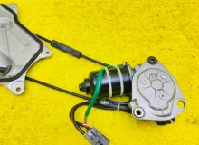 Доводчик двери TOYOTA ISIS 2012/Цвет 070 8500544011 ZGM15W 2ZRFAE, задний правый