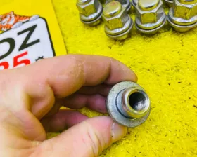 Гайка на колесо TOYOTA