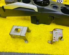 Бардачок между сиденьями Mitsubishi