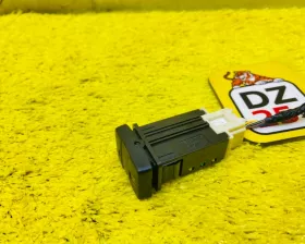 Кнопка включения подогрева сидений TOYOTA
