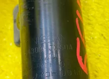 СТОЙКА ПАРА ЛЕВАЯ И ПРАВАЯ NISSAN NV200 2011/Цвет QX1 E4303JX50A M20 HR16DE, передняя