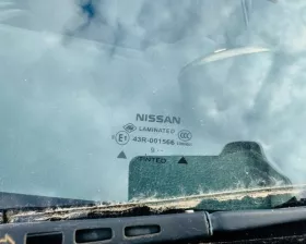 Лобовое стекло Nissan