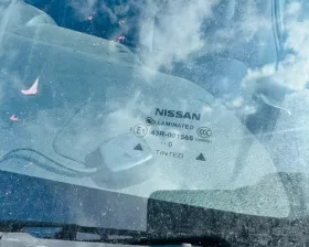 Лобовое стекло Nissan