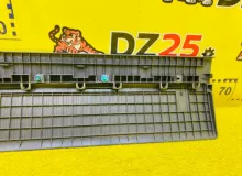 Пластик замка багажника TOYOTA LAND CRUISER 2008 5857460110B0 VDJ200L 1VDFTV, задний