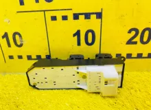 Блок управления стеклоподъемниками TOYOTA VITZ 2012 8482052010 NSP135 1NRFE, передний правый