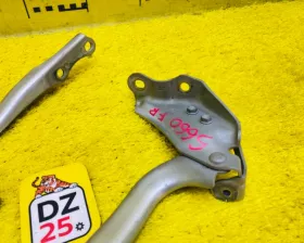Петля капота Toyota