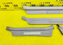 Накладка на порог TOYOTA LAND CRUISER/LAND CRUISER CYGNUS/LX470 1999/Цвет 057 6791360040A0 UZJ100W 2UZFE