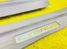 Накладка на порог TOYOTA LAND CRUISER/LAND CRUISER CYGNUS/LX470 1999/Цвет 057 6791360040A0 UZJ100W 2UZFE