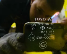 Стекло собачника Toyota