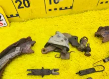 Механизм стояночного тормоза TOYOTA LAND CRUISER/LAND CRUISER CYGNUS/LX470 1999/Цвет 057 UZJ100W 2UZFE, задний левый