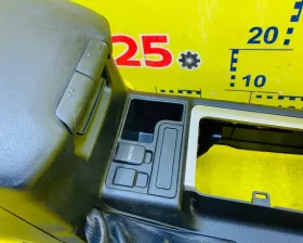 Бардачок между сиденьями Toyota