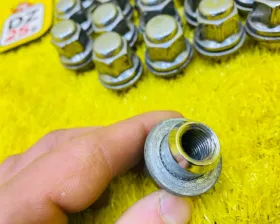 Гайка на колесо TOYOTA