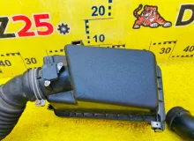 Корпус воздушного фильтра TOYOTA ISIS 2012 1770037270 ZGM15W 2ZRFAE, передний