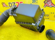 Корпус воздушного фильтра TOYOTA ISIS 2012 1770037270 ZGM15W 2ZRFAE, передний