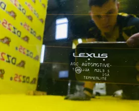 Стекло двери багажника Toyota
