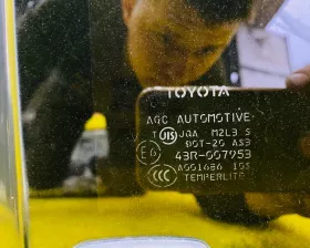 Стекло двери Toyota