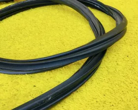 Уплотнительная резинка багажника Toyota