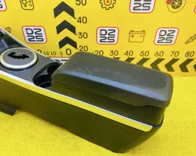 Бардачок между сиденьями Mazda