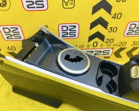 Бардачок между сиденьями Mazda