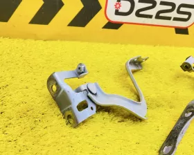 Петля капота Toyota