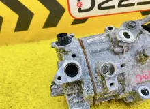 Компрессор кондиционера TOYOTA ESQUIRE 2015 8831028650 ZRR85G 3ZRFAE, передний
