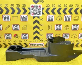 Бардачок между сиденьями Nissan