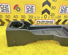 Бардачок между сиденьями Nissan