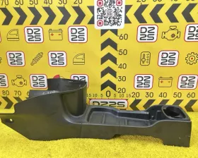 Бардачок между сиденьями Nissan