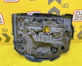 Пластиковая крышка на двс Mazda
