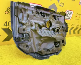 Пластиковая крышка на двс Mazda