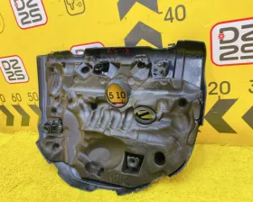 Пластиковая крышка на двс Mazda