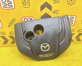 Пластиковая крышка на двс Mazda