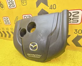 Пластиковая крышка на двс Mazda